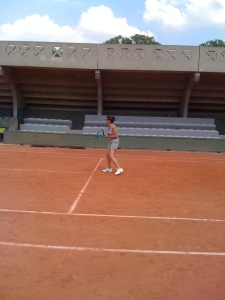 Laura sur le court n°2 à Roland Garros